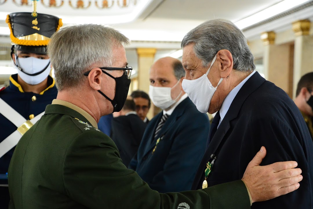 Você está visualizando atualmente Honraria – Presidente do SindilojasRio e do CDLRio recebe a Medalha do Exército Brasileiro