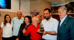 Read more about the article Governador recebe o troféu O Mascate