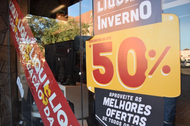 Leia mais sobre o artigo Temporada de liquidação de inverno atrai consumidores para as compras