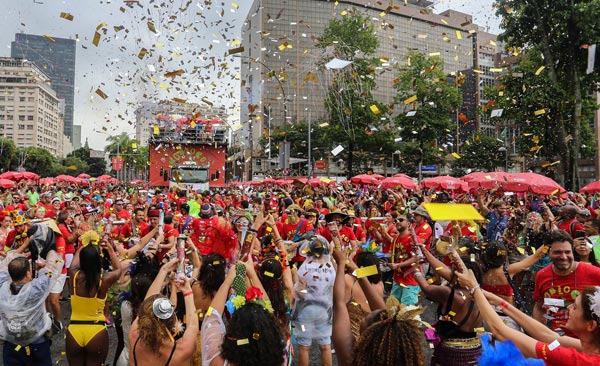 Você está visualizando atualmente Blocos de carnaval movimentam o comércio do Rio